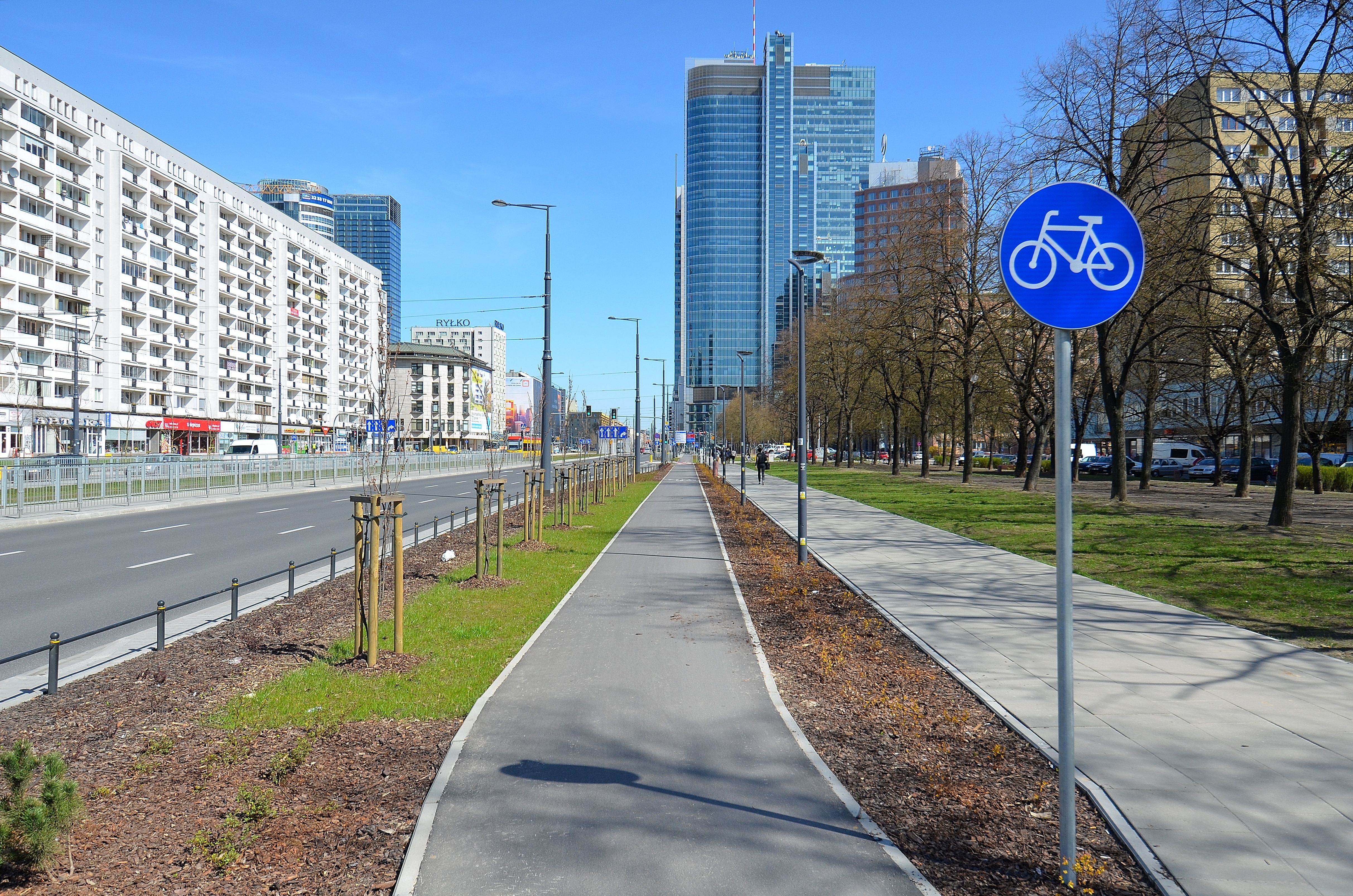 Miejska ulica z infrastrukturą rowerową