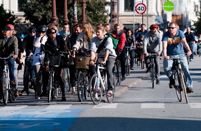 Rowerzyści na miejskiej ścieżce rowerowej