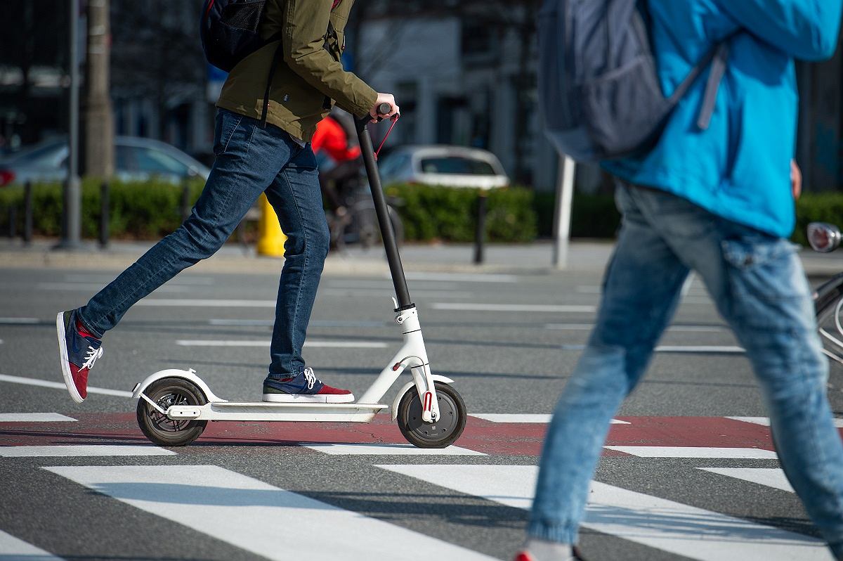 Hulajnoga elektryczna na drodze rowerowej